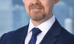 瑞银全球股票交易“掌舵人”贺立言：全球投资焦点东移，警惕美股散户情绪转向|界面新闻