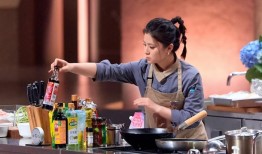 因《一饭封神》猪扒饭争议，主厨小花儿宣布离职|界面新闻