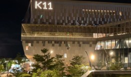 香港两大地产豪门“变局”：英皇166亿债务违约，郑志刚彻底退出新世界|界面新闻 · 地产