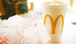 麦当劳的“金拱门模式”能给星巴克们抄作业吗？|界面新闻