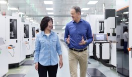 苹果COO走访三家中国供应商，这次的重点是智能制造|界面新闻 · 科技