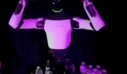 特斯拉机器人摔倒前做出“摘头显”动作被疑受远程操控，马斯克曾称其由AI驱动、非遥控|界面新闻 · 科技