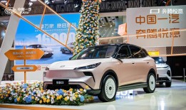 一汽奔腾半年新能源渗透率83%，传统车企杀出“新势力”突围样本|界面新闻