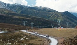 华住20周年“硬核”局：开“样板房车”重走318川藏线，全线酒店让天险变通途|界面新闻 · 旅行