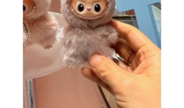 迷你版Labubu线上开售秒光，线下展示品却被吐槽做工|界面新闻