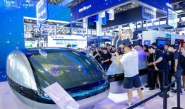 连续三年当主角的大模型，终于遍地都是应用了｜WAIC观察|界面新闻 · 科技