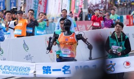 首场机器人半程马拉松决出冠军，21公里赛程考验了哪些能力？|界面新闻 · 科技