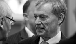 大卫·林奇、约瑟夫·奈、乔治·阿玛尼 ……他们如流星划过星空｜2025年逝者回顾|界面新闻 · 天下