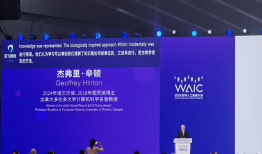 给杰弗里·辛顿做AI翻译的科大讯飞，怎么解决智能硬件体验瓶颈问题？|界面新闻 · 科技