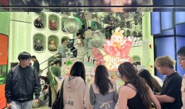 中外游客这个五一爆买卡牌和潮玩|界面新闻