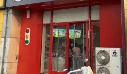 蜜雪冰城三河市门店绿色招牌惹争议，目前已恢复为红色|界面新闻