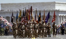 中国产的烟花还没着落、最高耗资4500万美元，特朗普“生日阅兵”方案出炉|界面新闻 · 天下