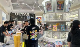 中外游客这个五一爆买卡牌和潮玩|界面新闻