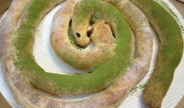 抽象到没边？必胜客新品“双蛇姐妹双修披萨”引热议|界面新闻