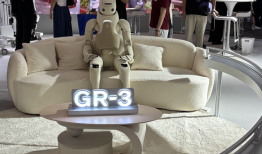 2025人工智能大会逛展指南：机器人“现场打架”，大模型走进现实|界面新闻 · 科技