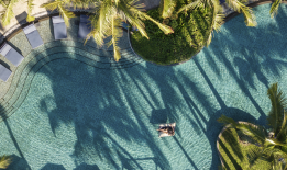 【专访】康斯丹酒店集团亚太及中东地区负责人Armand Amadis，历经半个世纪，如何造就度假酒店典范？|界面新闻 · 旅行