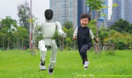 松延动力小布米售价低于1万元，人形机器人“价格战”要来了？|界面新闻 · 科技