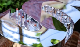 绫濑遥演绎优衣库夏日系列，Crocs新联名融合“鞋+手表”｜是日美好事物|界面新闻 · 时尚