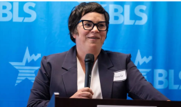 特朗普再怒批就业数据“造假”，美联储9月降息概率翻倍|界面新闻 · 天下