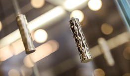 绫濑遥演绎优衣库夏日系列，Crocs新联名融合“鞋+手表”｜是日美好事物|界面新闻 · 时尚