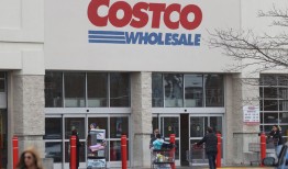 沃尔玛、开市客转嫁关税压力给中国供应商，有企业利润锐减40%|界面新闻