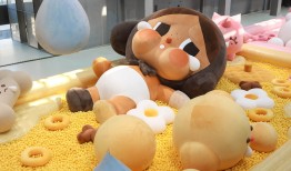 Crybaby特展在上海“柔软”启幕，雅诗兰黛发布全新“胶原建模”精华｜是日美好事物|界面新闻 · 时尚