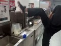 蜜雪冰城被曝员工用脚关直饮水桶，客服回应|界面新闻