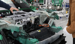 雷军公布小米汽车2026年交付目标55万辆，并回应“小字营销”陋习|界面新闻 · 汽车