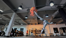 腾空侧踢“逼退”王兴兴，宇树放出人形机器人H2最新训练视频|界面新闻 · 科技