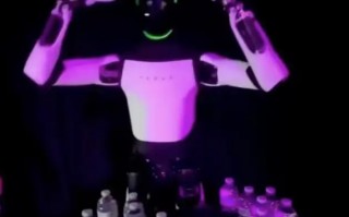 特斯拉机器人摔倒前做出“摘头显”动作被疑受远程操控，马斯克曾称其由AI驱动、非遥控|界面新闻 · 科技