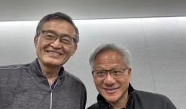 黄仁勋、陈立武同框直播，详解英伟达为何50亿美元入股英特尔|界面新闻 · 科技