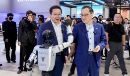 主机厂大秀机器人，上海车展“智能”唱主角|界面新闻