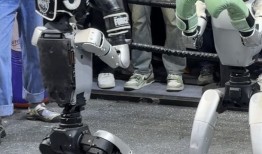 2025人工智能大会逛展指南：机器人“现场打架”，大模型走进现实|界面新闻 · 科技