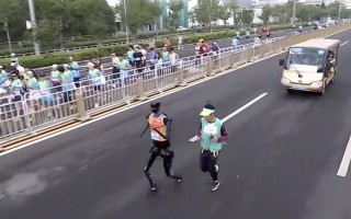 首个人形机器人半马完赛，天工Ultra冲线夺冠|界面新闻 · 科技