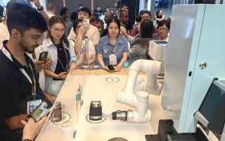 第138届广交会：服务机器人成“顶流”，已获中东、东南亚实际订单|界面新闻