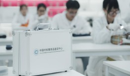 唯品会与中国中检奢侈品鉴定中心达成深度合作，首家接入其正品管理库|界面新闻