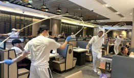 远征美国的泡泡玛特和名创优品有什么关税对策？|界面新闻