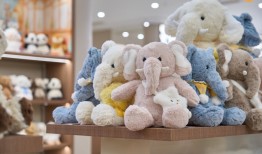 Vivienne Westwood《她和她的珠宝展》开展，TUMI途明中国首家旗舰店落地上海｜是日美好事物|界面新闻 · 时尚