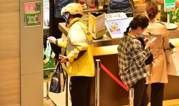 外卖大战的订单冲爆咖啡奶茶店|界面新闻