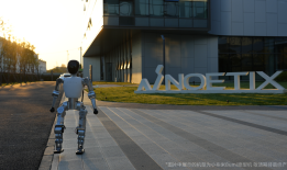 松延动力小布米售价低于1万元，人形机器人“价格战”要来了？|界面新闻 · 科技