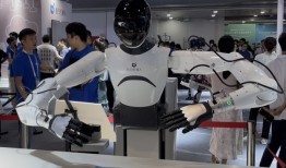 2025人工智能大会逛展指南：机器人“现场打架”，大模型走进现实|界面新闻 · 科技