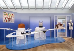 AMI Paris马年意象下的温和表达，LOEWE以马为引点亮新岁的勇气与想象｜是日美好事物|界面新闻 · 时尚