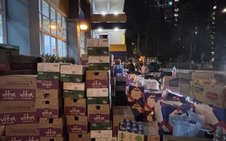 直击香港大埔火灾：中低楼层火势已受控，附近居民已疏散|界面新闻