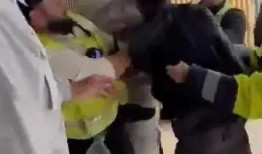 粉丝抢货大打出手，泡泡玛特宣布暂停Labubu在英销售|界面新闻