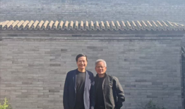 黄仁勋年内第三次访华，大热天仍穿皮夹克合影雷军|界面新闻 · 科技