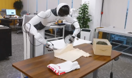 预训练触达天花板，智元打算押注具身智能在线进化|界面新闻 · 科技