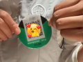 服务员胸前戴打赏二维码引争议，海底捞涉事门店回应|界面新闻