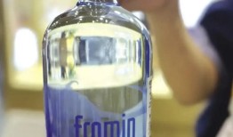 一瓶饮用水售价988元，经销商：内含三颗水晶可以做项链|界面新闻