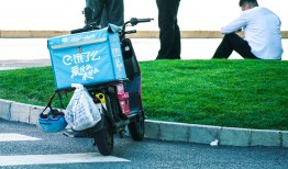 【独家】外卖“疯狂星期六”有多烧钱：美团单日补贴4亿，淘宝闪购超12亿|界面新闻 · 科技